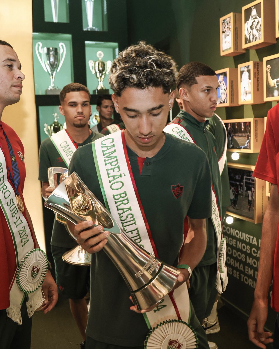FluminenseFC's tweet photo. Hoje os #MlksDeXerém tiraram a foto oficial e colocaram as taças do Brasileiro e da Copa do Brasil Sub-17 no Museu Fluminense F.C! 🏆🇭🇺

📸: Marcelo a Gonçalves/FFC https://t.co/HaREotmpSi