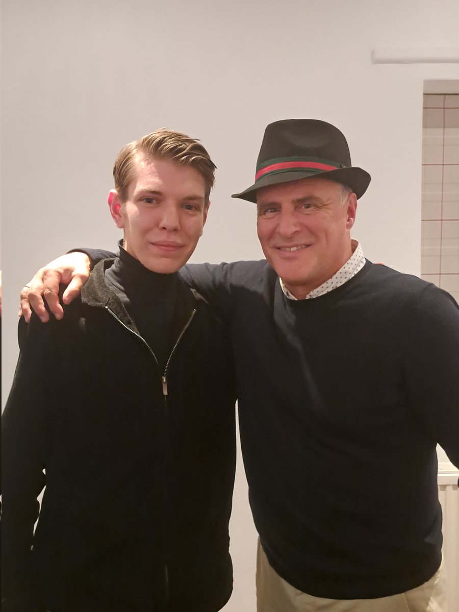 Ciaran Morrison (@ciaranmorri) on Twitter photo Another great Sportsman's Dinner at <a href="/HungerfordTown/">Hungerford Town FC</a>
Nice to meet ex-Manchester United player Clayton Blackmore. Another great Sportsman's Dinner at <a href="/HungerfordTown/">Hungerford Town FC</a>
Nice to meet ex-Manchester United player Clayton Blackmore.