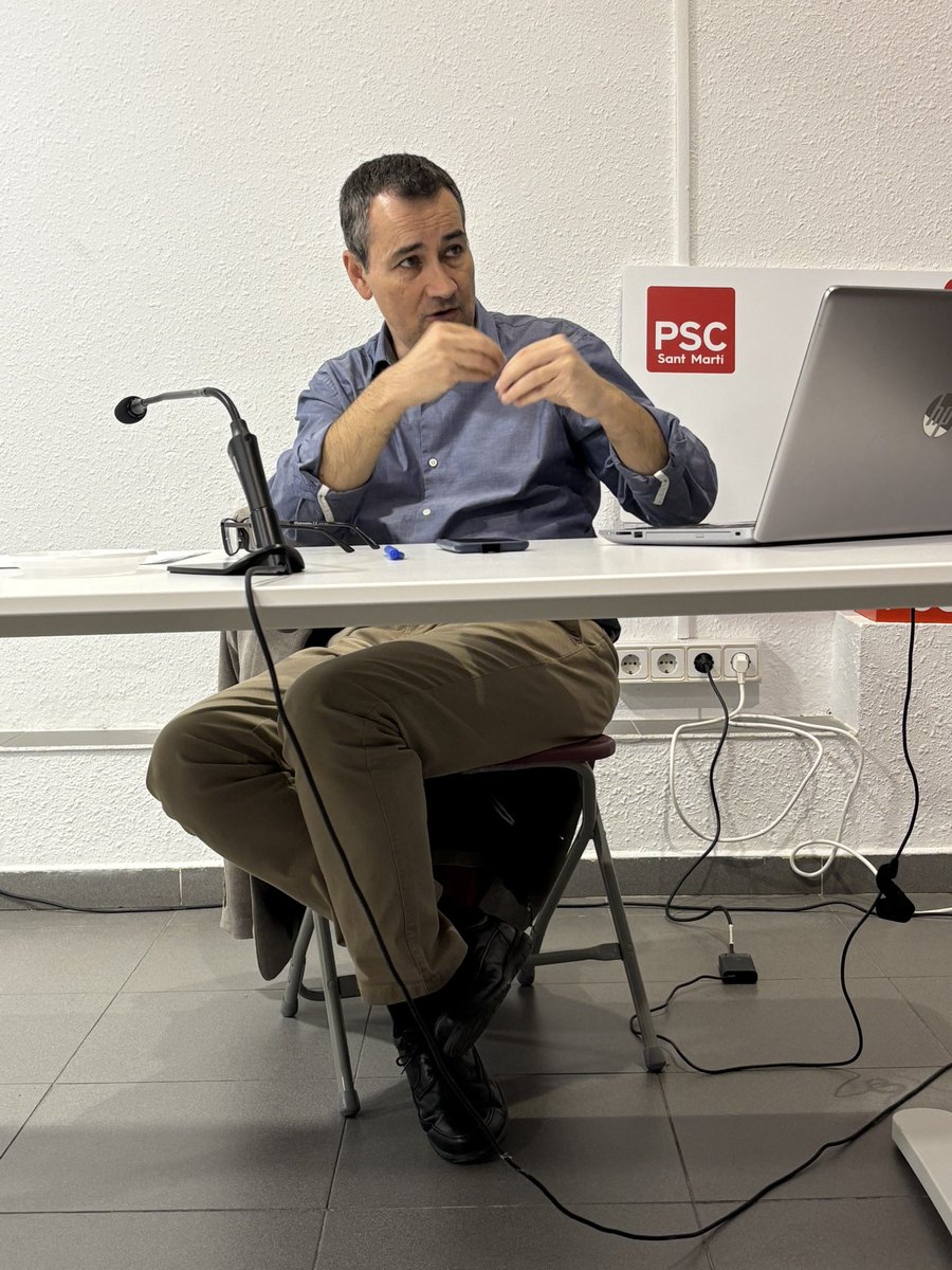 PSC_SantMarti's tweet photo. 🌹 Ens acompanya David Martínez, el gerent d’Urbanisme del @bcn_ajuntament, per parlar sobre els aspectes bàsics de l’urbanisme a Barcelona. 

🏙️ En concret, d’exemples al districte de @Bcn_SantMarti.

Moltes gràcies, David! ♥️ https://t.co/GpriSvi0tW