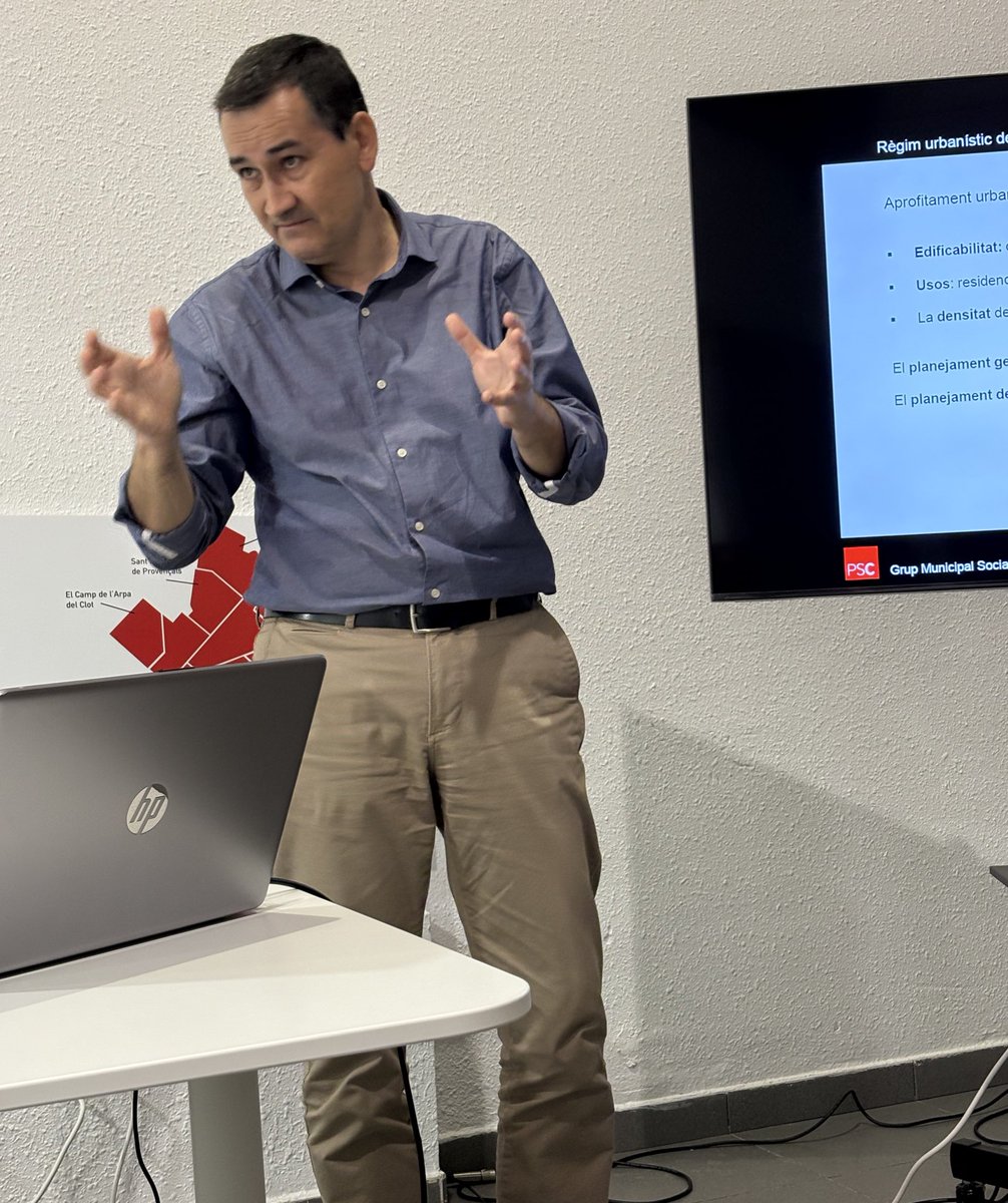 PSC_SantMarti's tweet photo. 🌹 Ens acompanya David Martínez, el gerent d’Urbanisme del @bcn_ajuntament, per parlar sobre els aspectes bàsics de l’urbanisme a Barcelona. 

🏙️ En concret, d’exemples al districte de @Bcn_SantMarti.

Moltes gràcies, David! ♥️ https://t.co/GpriSvi0tW