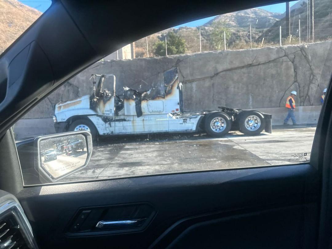vap1337's tweet photo. #91fwy East at Green River Rd, the remnants of a Semi Truck fire. Photo credit: @djsetsrocka #SemiFire @knxnews @BrianDouglasKNX @scottburtknx @RoadSageLA https://t.co/WNJycVMjNs