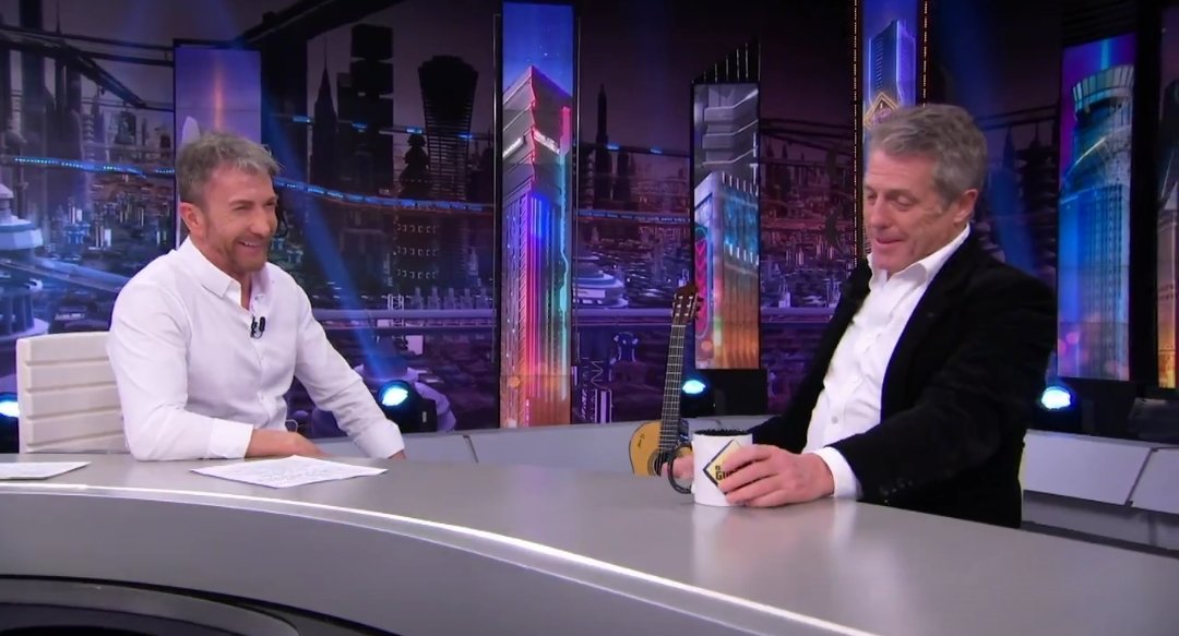 Un actor inglés visita un programa español pensando que le harán una breve entrevista. Pero al terminar, el presentador lo encierra en el camerino obligándolo a hacer experimentos locos, al grito de: ningún otro programa te entrevistará jamás!- "Cuatro hormigas y un Juan del Val"