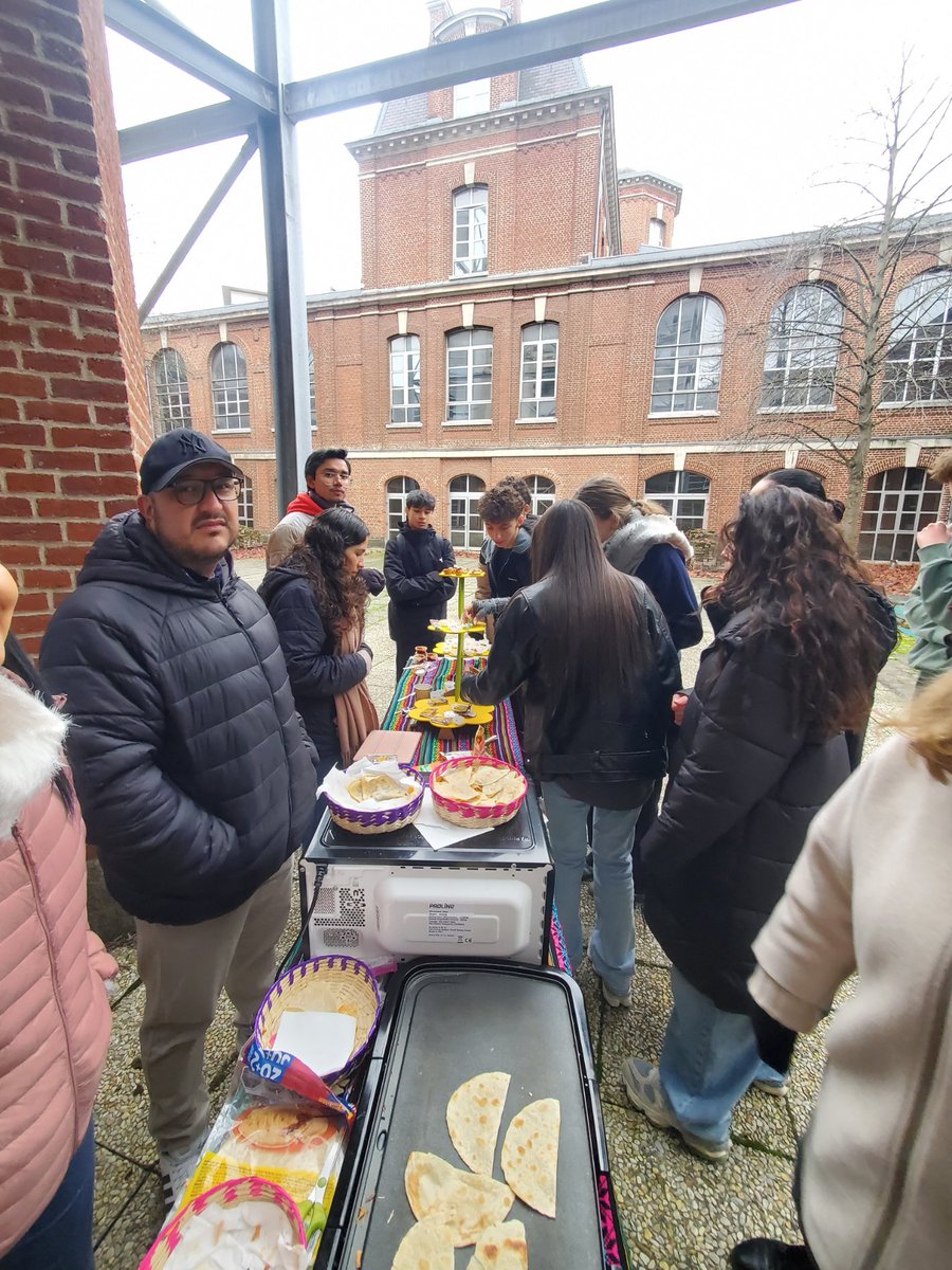 OibLille's tweet photo. bfi_espagnol_lille
Matinée d'activités et rencontres culturelles et gastronomiques au @lyc_montebello avec les élèves des collèges Lévi-Strauss, Jean Jaurès et IENU de Monterrey (Mexique) #seccionesinternacionales #sielille https://t.co/vhFZg7mT6w