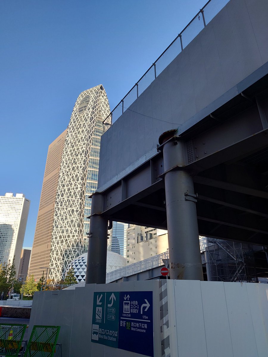nyaaaon's tweet photo. 総武線各停が止まっているから、久しぶりにバスで通勤と思ったら、地上から西口バス停行けなくなってた。
仕方なく3番階段から降りて地下からバス停へ。
バス停着いたらバスが今発車してしまった💦┐(´д｀)┌ﾔﾚﾔﾚ

それにしても、しばらく西口の地上見てなかったけど、空が狭くなって残念。 https://t.co/jxNdYSagDv