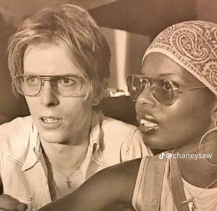 Battousaisamu's tweet photo. David Bowie y su novia en 1976, ella tenía un hijo de 10 años llamado Saul, unos años más tarde el pequeño comenzaría a hacerse llamar Slash 🎸 https://t.co/DWFrRiBJtU