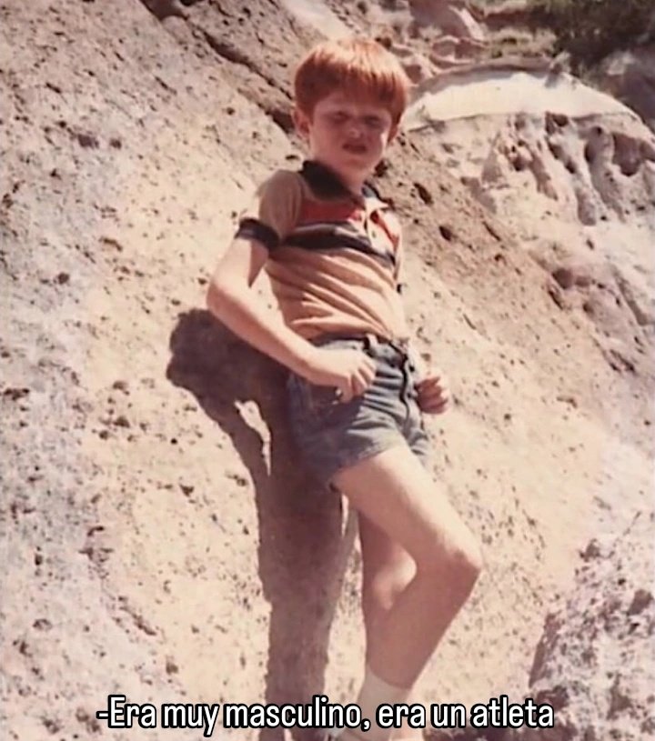 estoy riéndome hace media hora porque m acordé de cuando en modern family mitch empezó a decir q siempre oculto bien q era buto y mientras hablaba pasaban imágenes de el de chico 😭😭😭😭😭 kwjdkdjdjejdj no podes