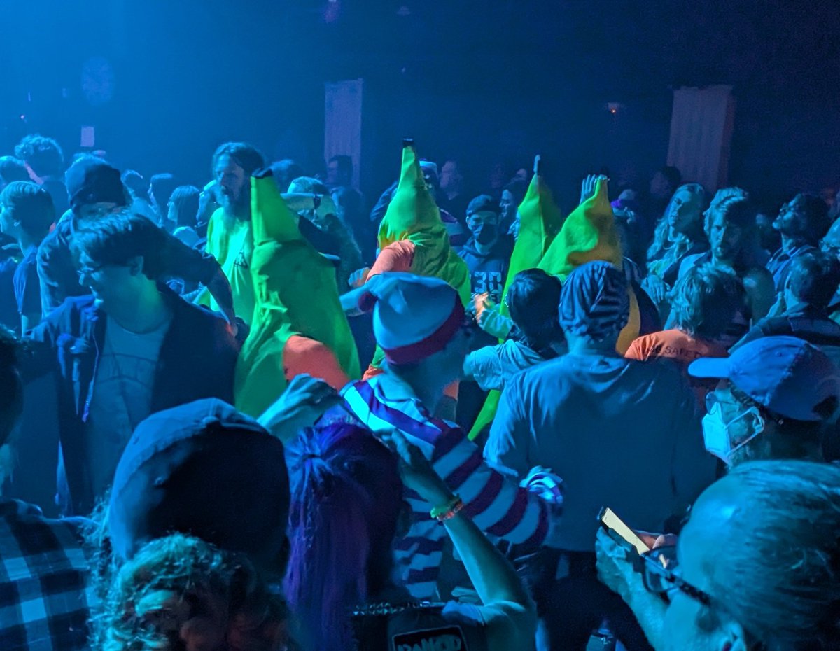 aWillMscream's tweet image. FOUR

BANANAS