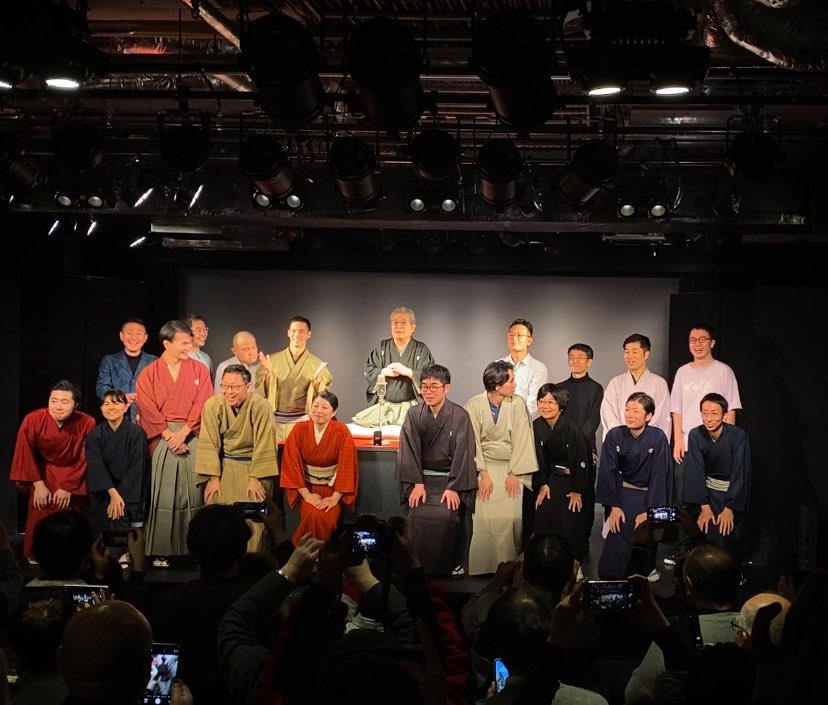 evian88888's tweet photo. 昨日、立川談志師匠の命日に。こんな場所とは思わず。志の輔師匠をこの距離で見られることはもうないかもし���ない。中央右の志の麿さんは福岡県出身、応援しています。 https://t.co/XROmgQ4UzD