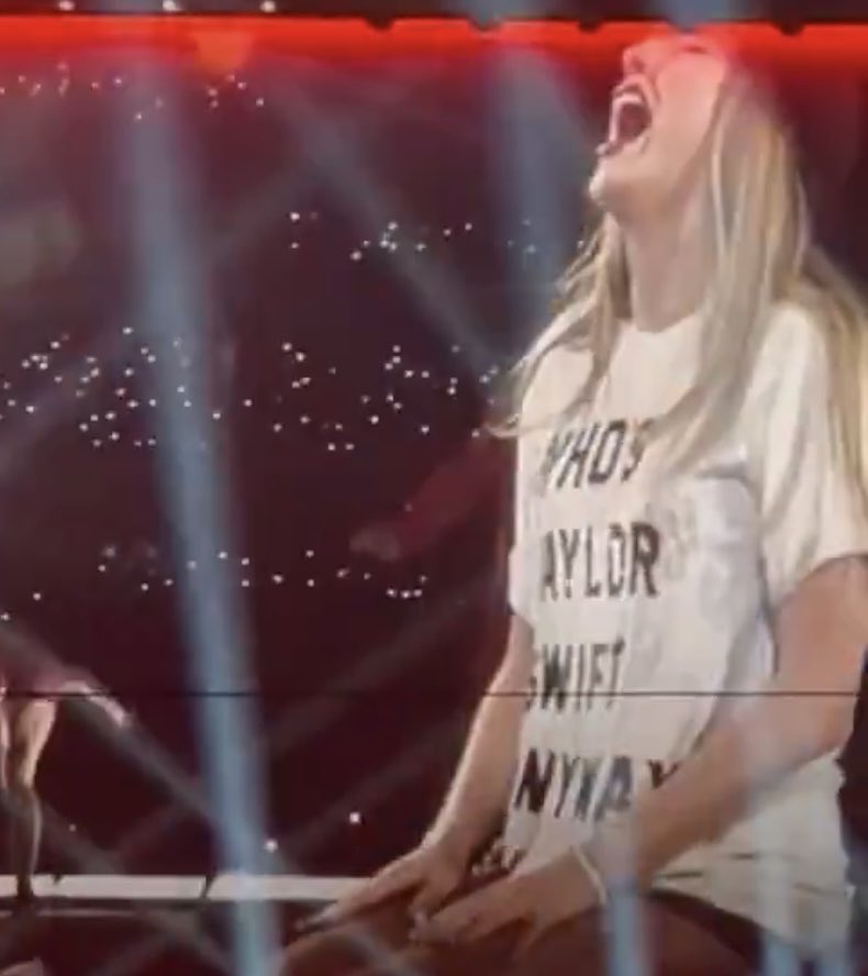moonlithoax's tweet photo. taylor’s reaction to seeing this cute little girl in the gold reputation outfit has healed my soul!! https://t.co/hrGyj9eSqS