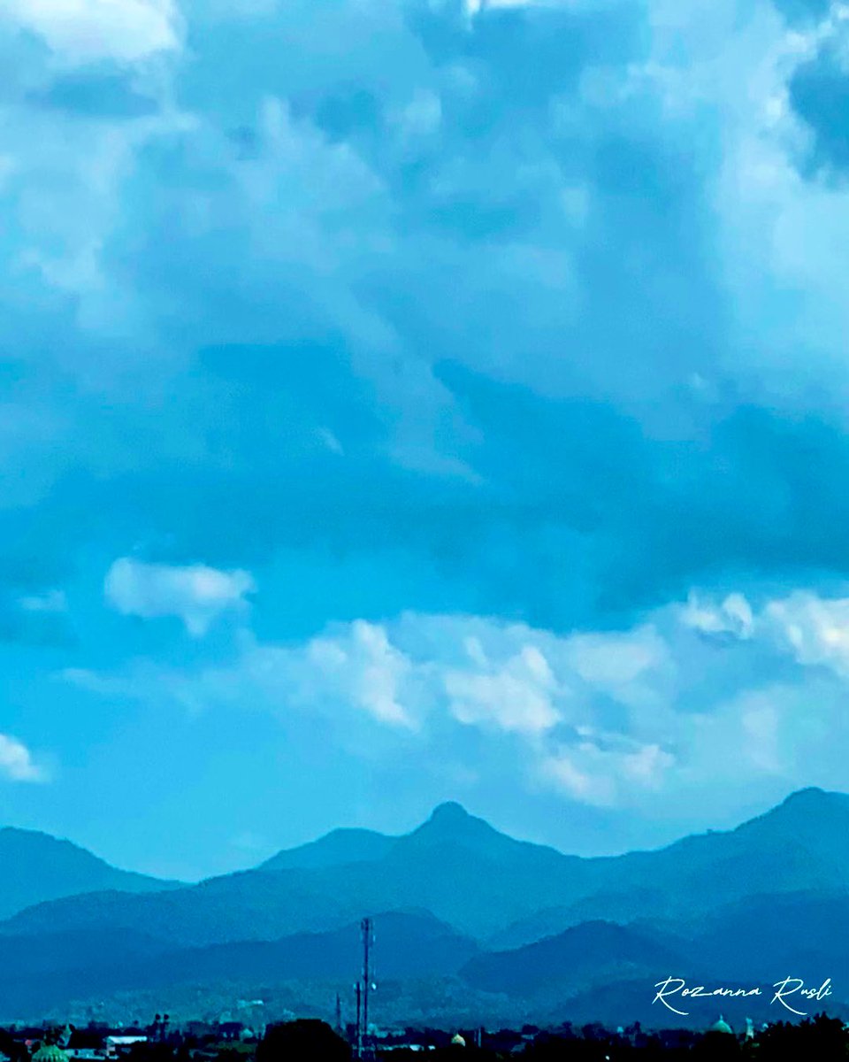 rozanna_rusli's tweet photo. "We can ignore reality, but we cannot ignore the consequences of ignoring reality." - Ayn Rand

 A breathtaking #blue reality that defies imagination! 💙

Happy International #PhilosophyDay .💡

#Bluesky #landscapephotography #NaturePhotography #travelphotography #ThePhotoHour https://t.co/Dwuj5DAgBv