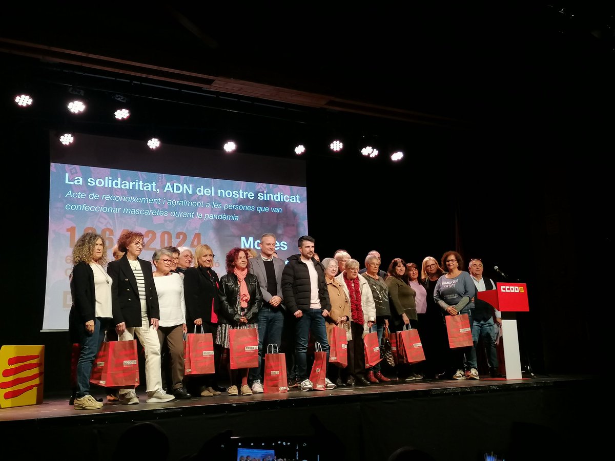 AaddMari's tweet photo. Acto de reconocimiento y agradecimiento a las personas que confeccionaron las mascarillas  durante la pandemia
Felicidades @ccoocatalunya per 60 anys de lucha y sindicalismo. 💪🏻
#Mollet #CCOO @CCOO @ccoovormaros @FdoJimenezF @davidmomu86  @lluisagonzalezr https://t.co/xen6CBvvQa