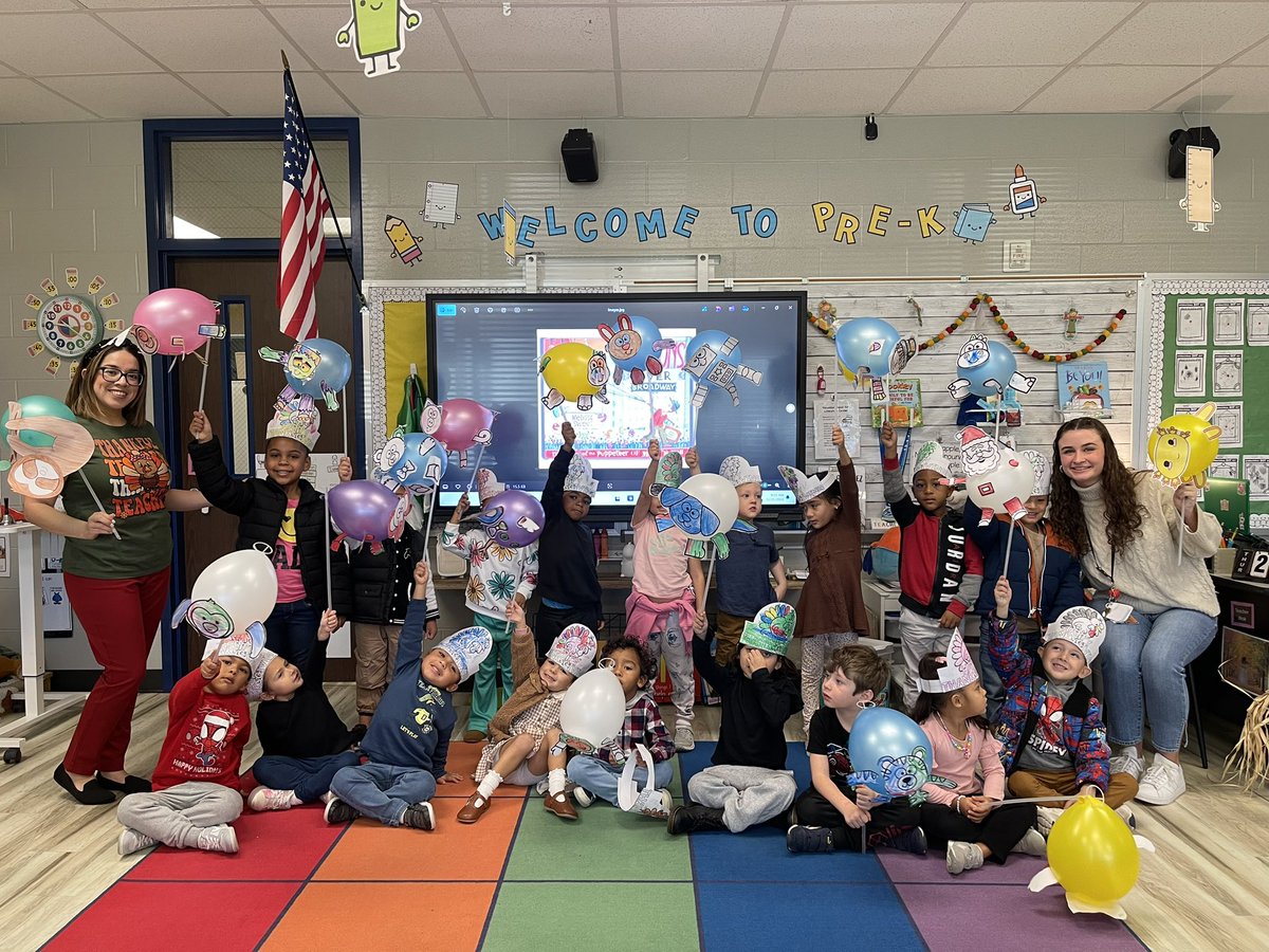 MsAlvarez_SWE's tweet photo. We had a blast learning about the Macy’s Thanksgiving Day Parade and an even better time showcasing our creativity at our very first @HumbleISD_SWE balloon parade! 🦃🎉 @MsStewart_SWE @LEThomas_ECE @Barela_ECE @ReadandWriteBFF https://t.co/fykqQw4YSO