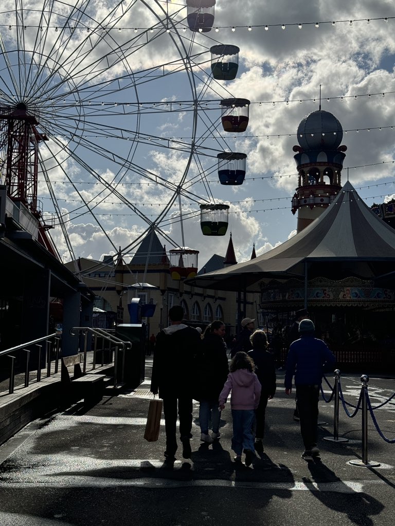 Nouraalmgren's tweet photo. • Luna Park •
🎡🇦🇺
من اقدم الملاهي في سيدني صغيره و تصميمها نفسه القديم  ممتعه جداً اذا معاكم اطفال والافضل تروحون لها ب الفيري الطريق يكون ممتع واهم شي الجو ماتكون شمس مشرقه 🤣 https://t.co/mOwGeSVk4M