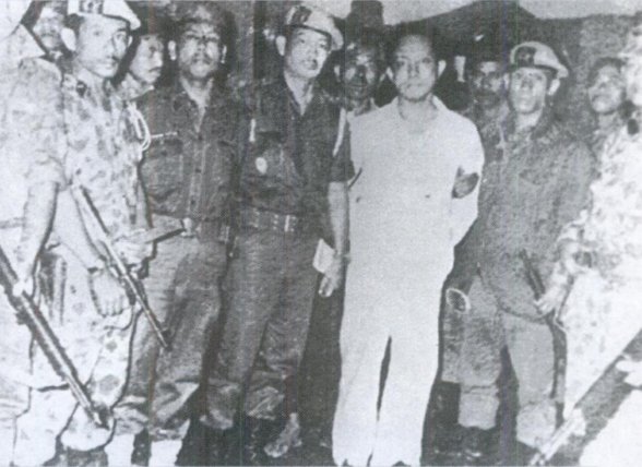 historia_id's tweet photo. 22 November 1965 DN Aidit, ketua CC PKI, ditangkap pasukan Brigade IV Infanteri Kostrad di sebuah rumah di Desa Sambeng, belakang Stasiun Balapan, Solo. Aidit kemudian dibawa ke markas Batalion 444 TNI AD di Boyolali. Atas perintah Panglima Kostrad Mayjen TNI Soeharto, Kolonel Yasir Hadibroto, komandan Brigif IV, mengeksekusi Aidit di sebuah sumur tua. 

Tulisan-tulisan tentang Aidit baca di bawah ini: