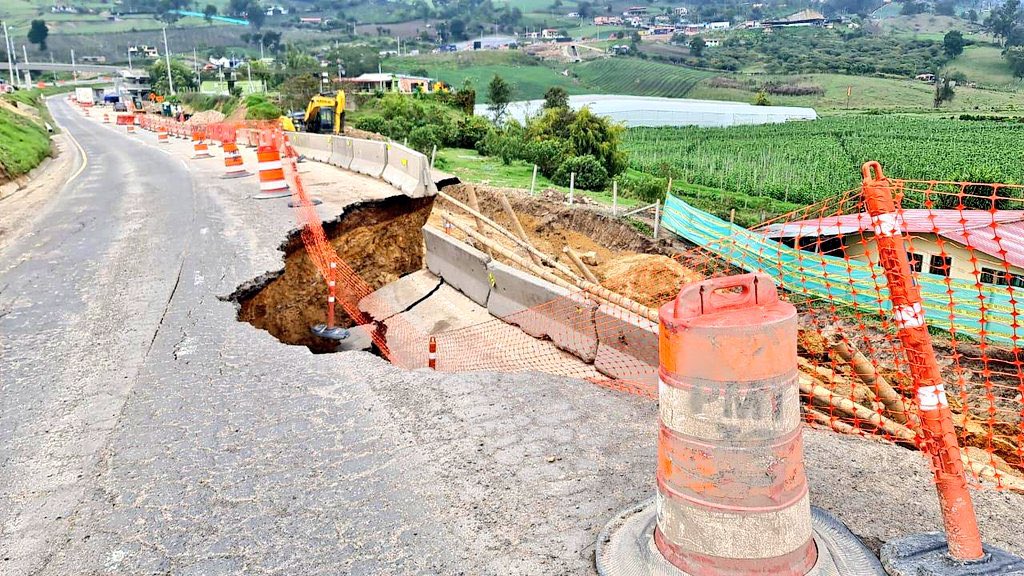 JRobertoSalazar's tweet photo. 🧵1/3 | Otra vez el mismo cuento en la vía #Bogotá - #Girardot: contraflujo en San Raimundo (km 94), obras del tercer carril y "trabajos de recuperación"

¿Hasta cuándo los usuarios deben pagar el precio de la improvisación? https://t.co/0kP40W860O