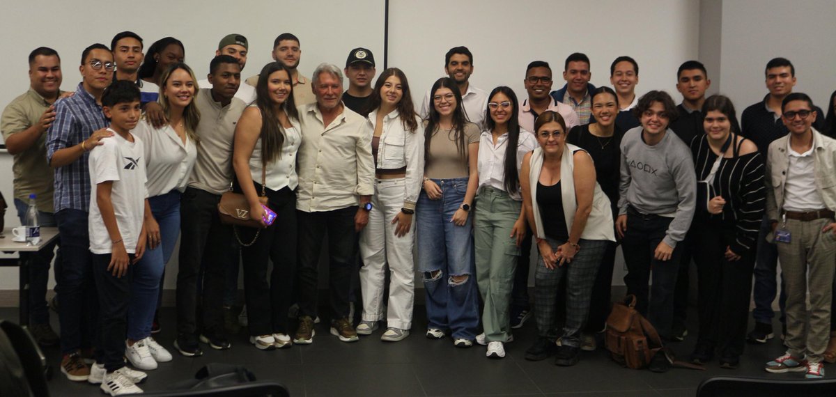 hernancadavidma's tweet photo. Hoy tuvimos nuevo diálogo de #FormAccion. 

Juan Raúl Vélez, fundador de la empresa ‘Cueros Vélez’ 

Una historia de vida, de persistencia, de ver oportunidad en las dificultades 

Lecciones para los jóvenes que hoy emprenden y sueñan su propio proyecto de vida https://t.co/UmLohPVwtH