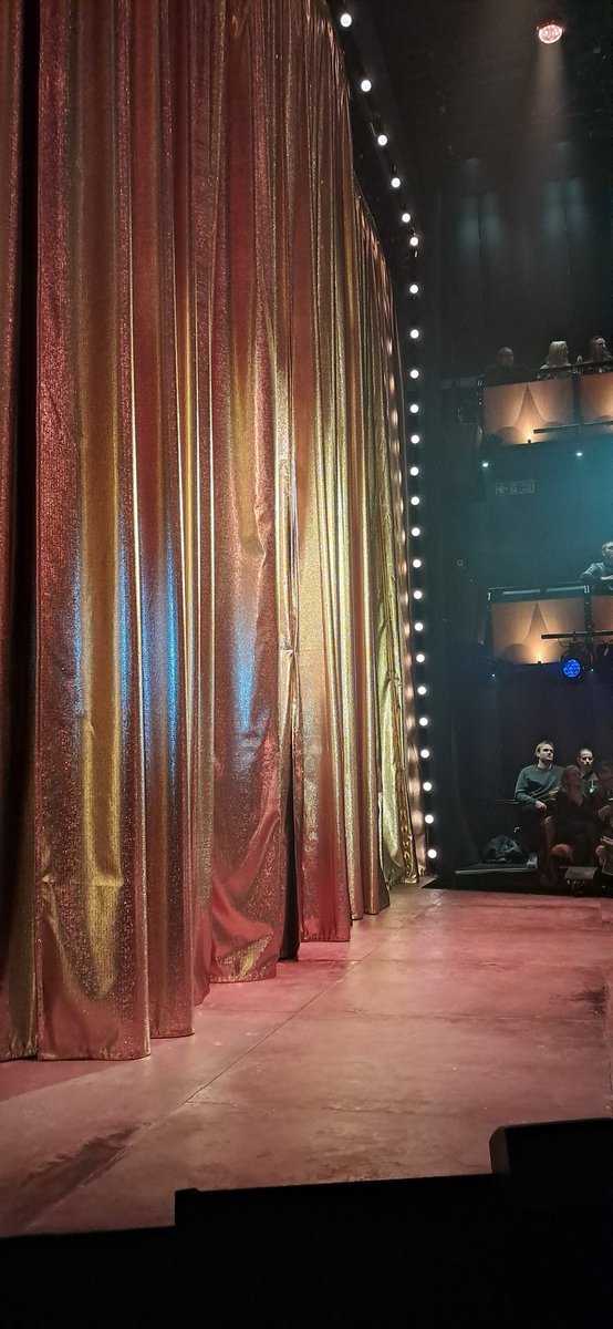 kazaraggi's tweet photo. Starting to feel festive with @loulou844 seeing #achristmascarolish. Great start to the theatre show. Part 2 to follow soon hopefully  @sohoplace🤞🤞🎄🎁✨️😃 https://t.co/en0YfNipUX