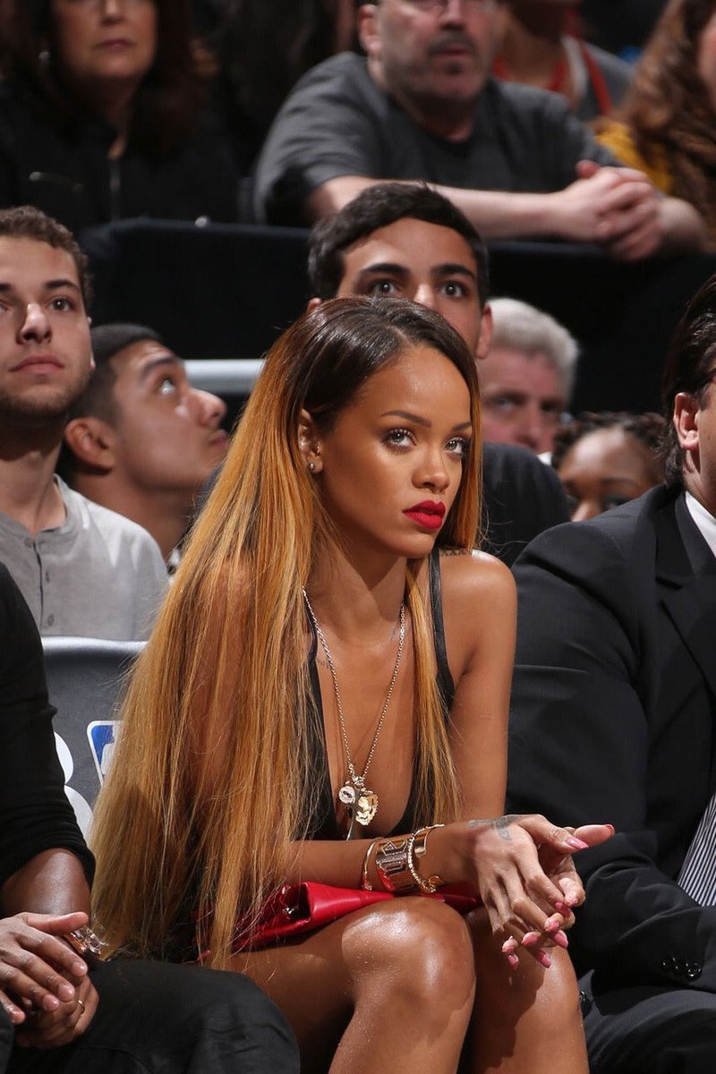 Rihanna’s NBA courtside looks: 

A little thread 🧵