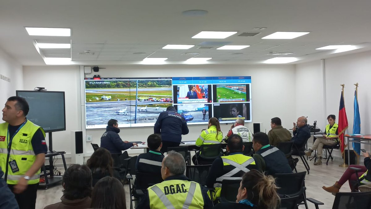 Senapred's tweet image. Equipo #SENAPREDLosLagos participó en #simulacro organizado por la #DGAC, dado accidente de aviación en el aeropuerto el Tepual junto a integrantes del SINAPRED Regional.