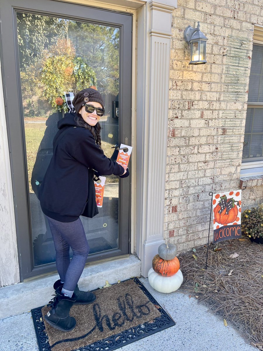 nataliegparsons's tweet photo. Just gifting ECU students with $5 @dunkindonuts GIFT CARDS! Here are some pictures from throughout the day… #promolife #guerillamarketing https://t.co/XrOVEvwE5a