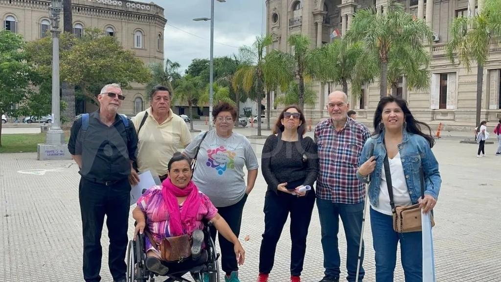 gabibru_bruno's tweet photo. Una vez más las personas con discapacidad nos organizamos para defender nuestros derechos y salir a exigir, a reclamar: No al Ajuste en Discapacidad!!
En Santa Fe, como en el resto del país nos movilizamos para decir
#Bastaderecortes
#Bastadequitas
#Bastadepolíticasempobrecedoras https://t.co/ZFzex4Dc6D