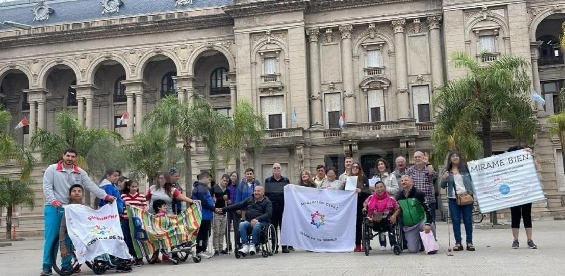 gabibru_bruno's tweet photo. Una vez más las personas con discapacidad nos organizamos para defender nuestros derechos y salir a exigir, a reclamar: No al Ajuste en Discapacidad!!
En Santa Fe, como en el resto del país nos movilizamos para decir
#Bastaderecortes
#Bastadequitas
#Bastadepolíticasempobrecedoras https://t.co/ZFzex4Dc6D