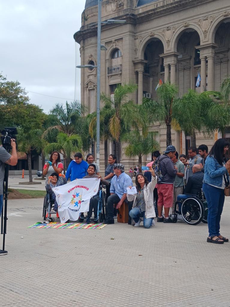 gabibru_bruno's tweet photo. Una vez más las personas con discapacidad nos organizamos para defender nuestros derechos y salir a exigir, a reclamar: No al Ajuste en Discapacidad!!
En Santa Fe, como en el resto del país nos movilizamos para decir
#Bastaderecortes
#Bastadequitas
#Bastadepolíticasempobrecedoras https://t.co/ZFzex4Dc6D