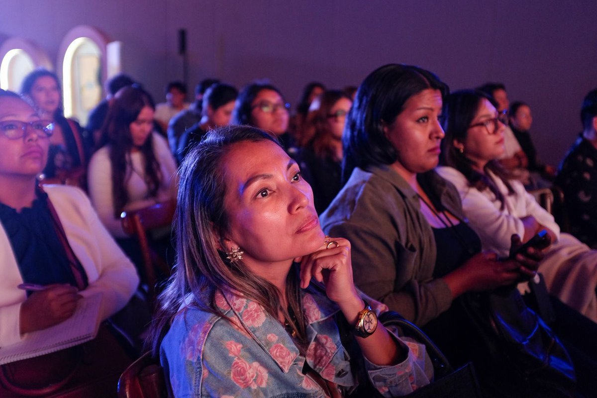 DesEconomicoOax's tweet photo. Como parte del #MetaDay Oaxaca, Erika Alvarez, integrante de @Meta impartió el taller de “Reels”, con el cual las y los participantes aprendieron trucos y técnicas para explotar al máximo esta herramienta de @instagram y aplicarla en sus cuentas comerciales. https://t.co/CCvLPsboEL