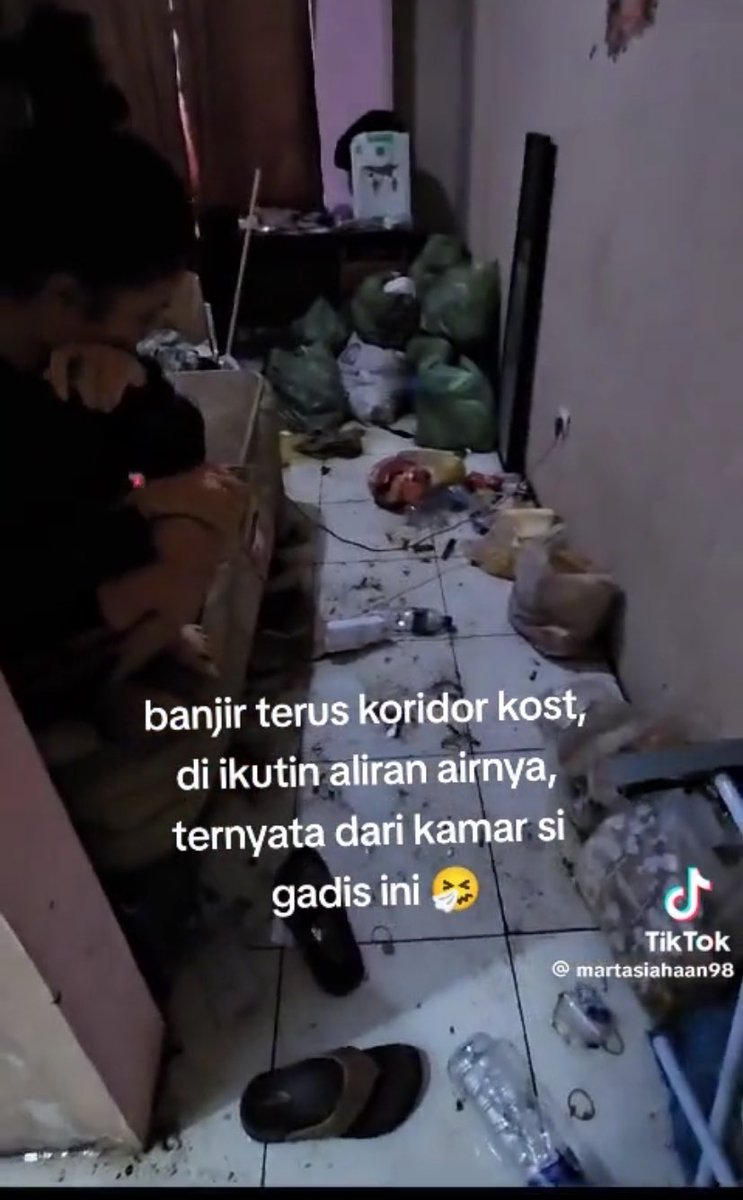 ga banyak org tau "hoarding disorder" kalo aku jd pemiliknya si wajar kek gitu..

tapi tidur bareng belatung itu konsepnya gmn bjirrr 😭😭