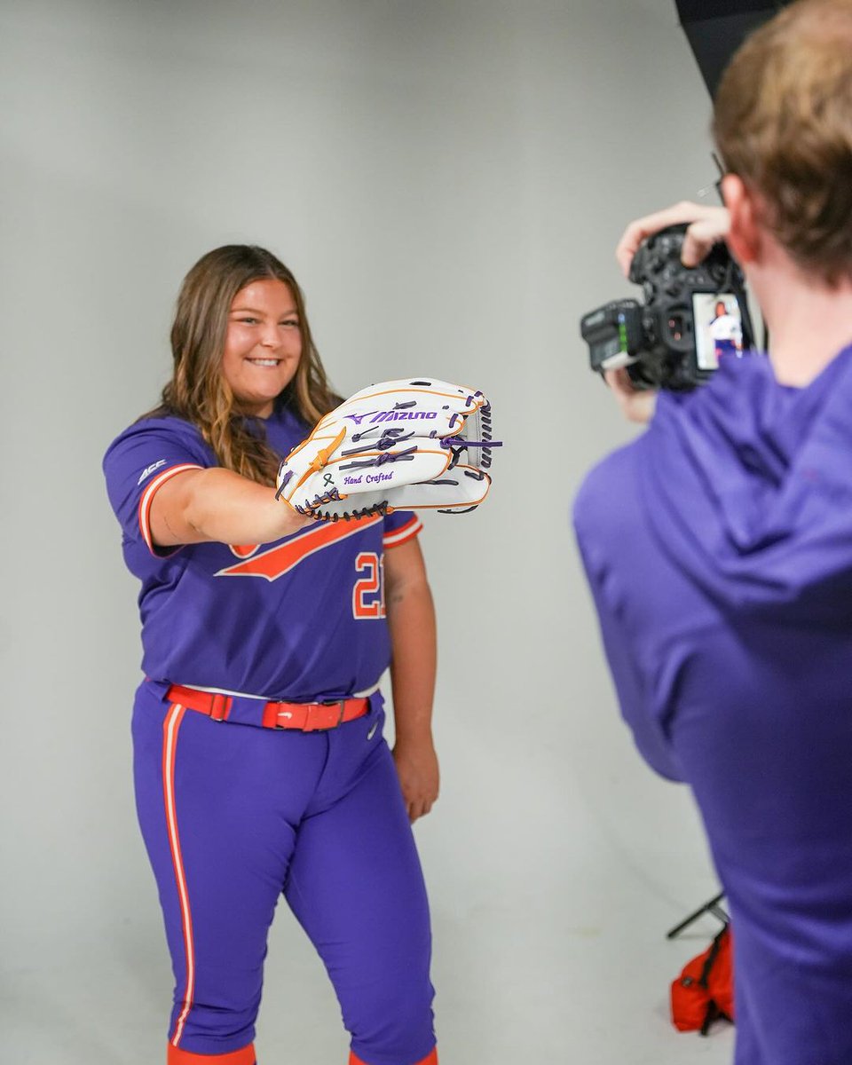 NCAASoftball's tweet photo. Behind the scenes 👀

#NCAASoftball x 📸 @clemsonsoftball https://t.co/XETiF5caqQ