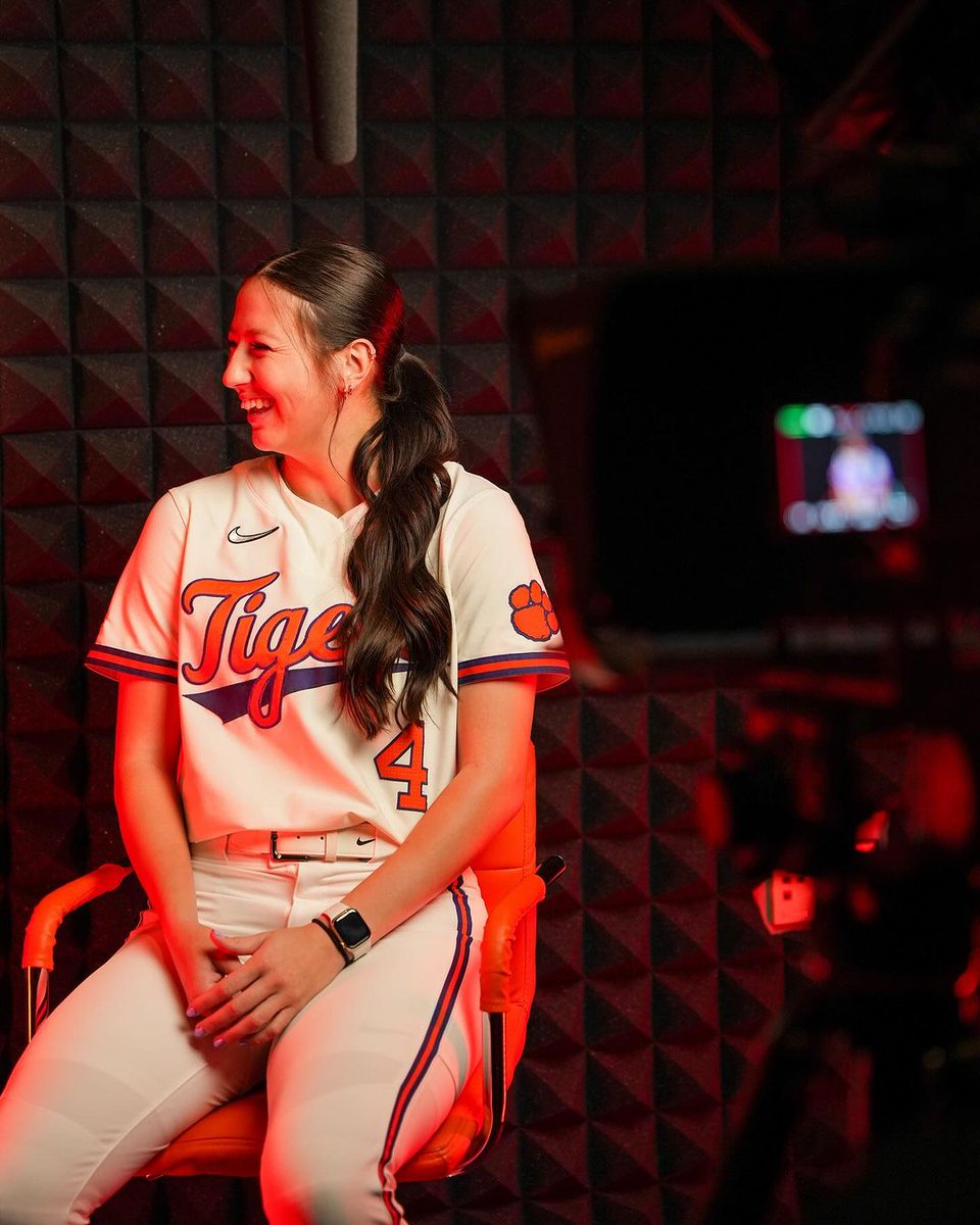 NCAASoftball's tweet photo. Behind the scenes 👀

#NCAASoftball x 📸 @clemsonsoftball https://t.co/XETiF5caqQ