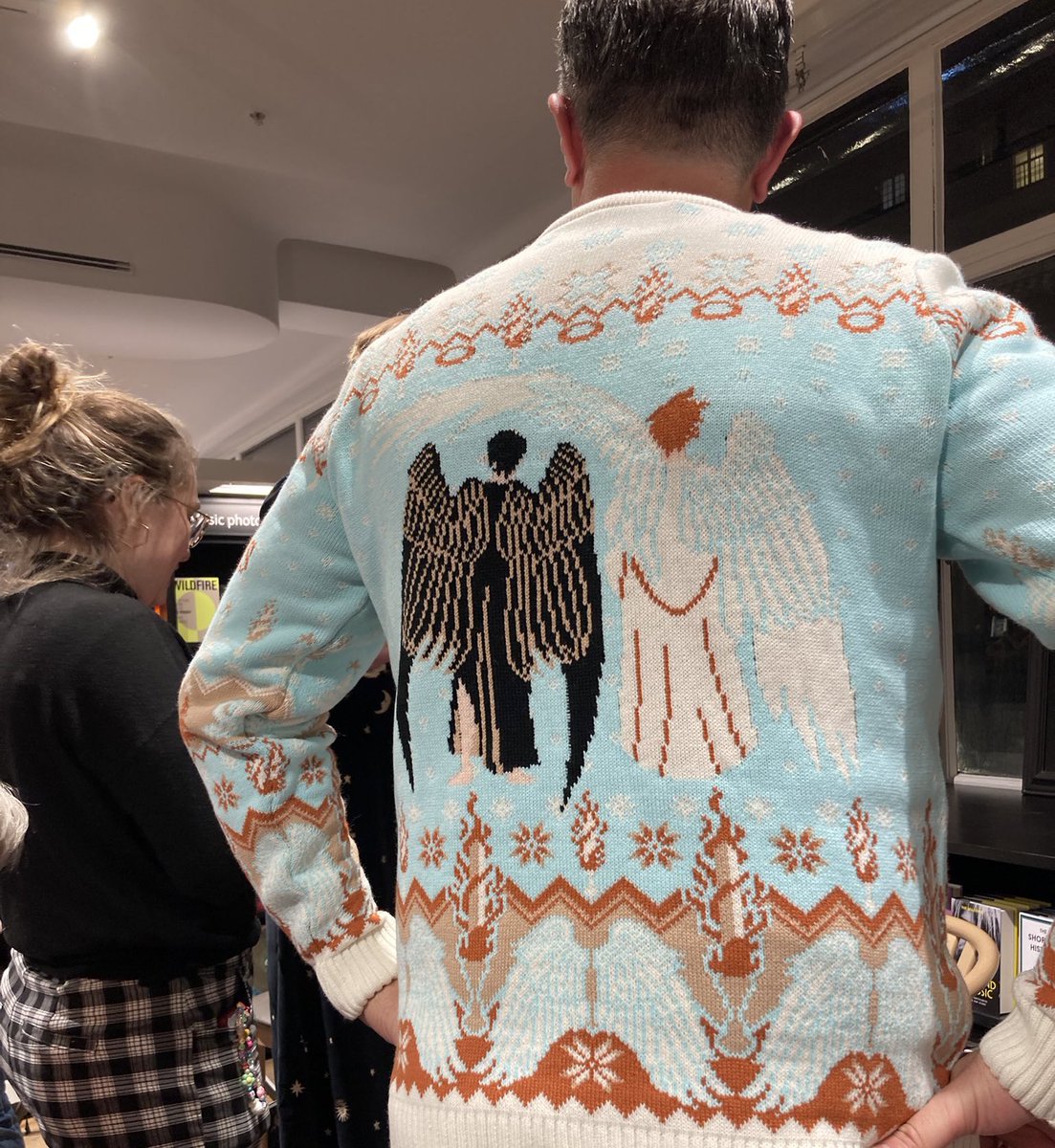 Fanoffandoms_'s tweet photo. 🧵1/3
I have a little theory about the aziraphale jumpers and Crowley's jumper. 
I think it is the ways they see themselves and eachother. https://t.co/tuIp29VX0F