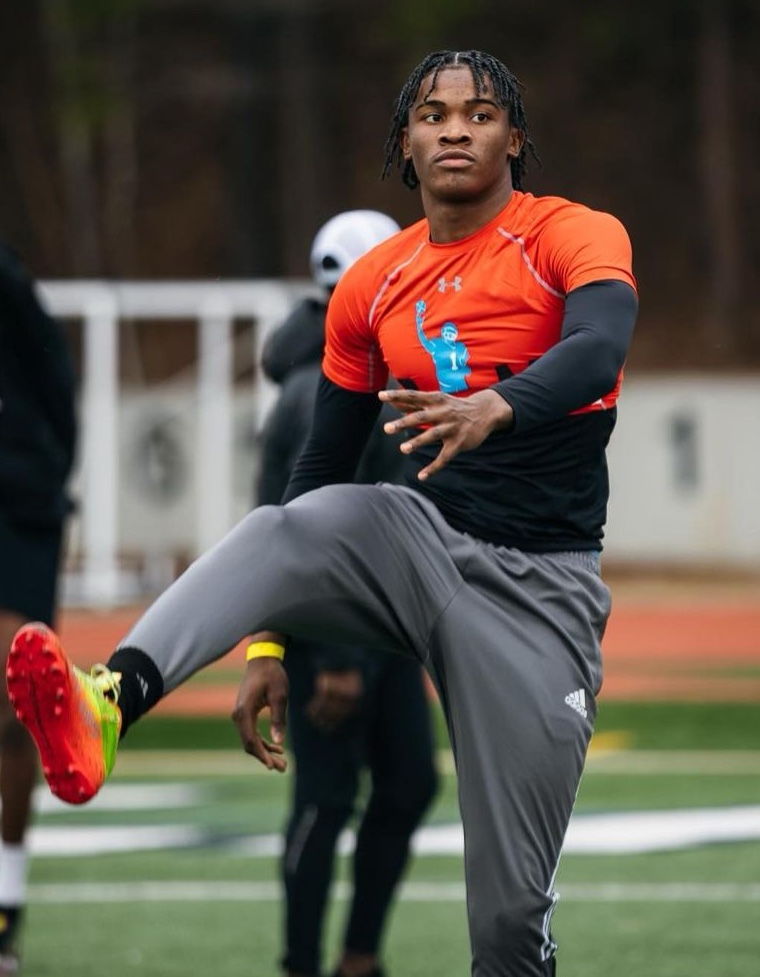 Bryce Underwood, ESPN’s No. 1 recruit in 2025 class, has FLIPPED his commitment from LSU to Michigan, per @adamschefter 🤯

Michigan offered Underwood a 4-year, $10.5M NIL deal in an attempt to flip his LSU commitment, per <a href="/On3NIL/">On3 NIL</a> 

More here: bit.ly/4ibA3tM

(📸: