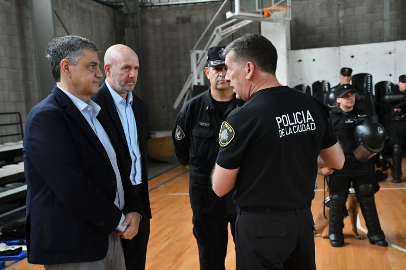 TERMINAMOS CON LOS PIQUETES

Con decisión política logramos lo que parecía imposible. Terminamos con los piquetes y los cortes totales en la Ciudad ya no son un problema de todos los días. 

Hoy, presentamos el Cuerpo Femenino de Orden Urbano, un grupo de oficiales especializadas
