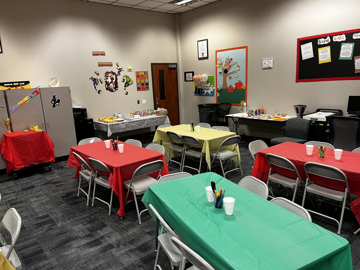 thecrystalexec's tweet image. Our families are engaged in our Family Center during Engagement Week during “Cupcakes N Canvas”🧁🧁🎨🖼️@AliefISD @FamilyCMata @Alief_Fame @mataeagles  @Mata_Library #familyengagement #weloveourfamilies