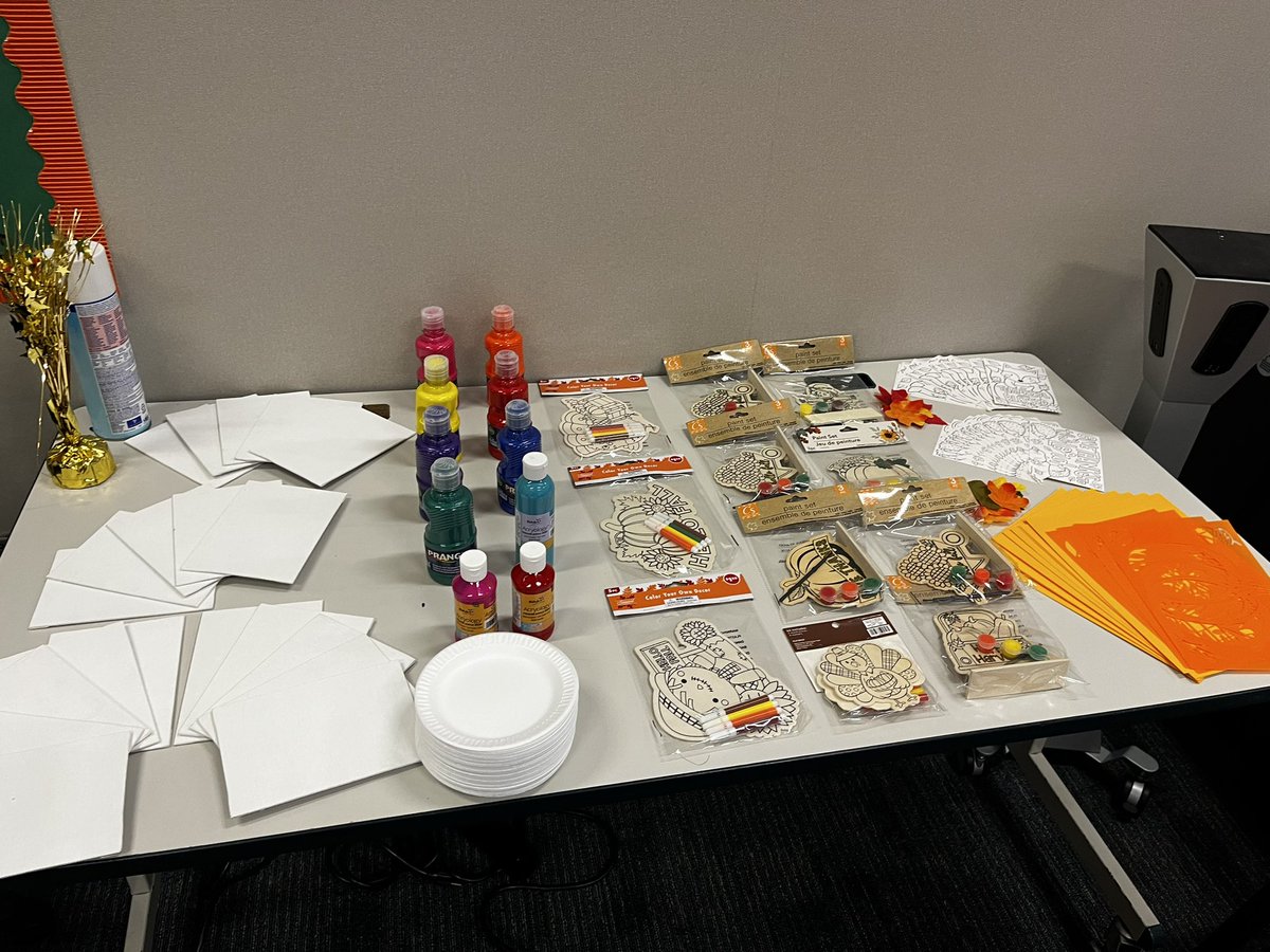 thecrystalexec's tweet image. Our families are engaged in our Family Center during Engagement Week during “Cupcakes N Canvas”🧁🧁🎨🖼️@AliefISD @FamilyCMata @Alief_Fame @mataeagles  @Mata_Library #familyengagement #weloveourfamilies