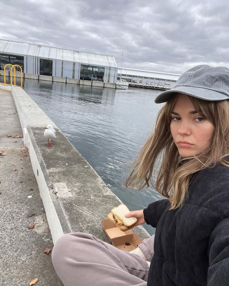 BloomLilTurtle's tweet image. Chilly but doesn't stop me from enjoying the water and sandwich
