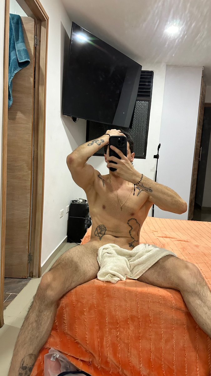 Quiero que me quite la toalla 😈 

onlyfans.com/jhonsebastianj…
