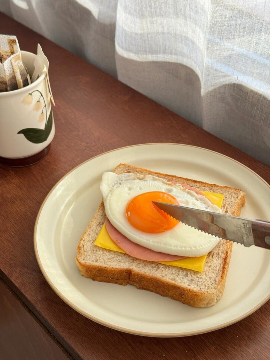 eyanamy's tweet photo. Which one is more important: breakfast or coffee? https://t.co/sSesA9nlwY