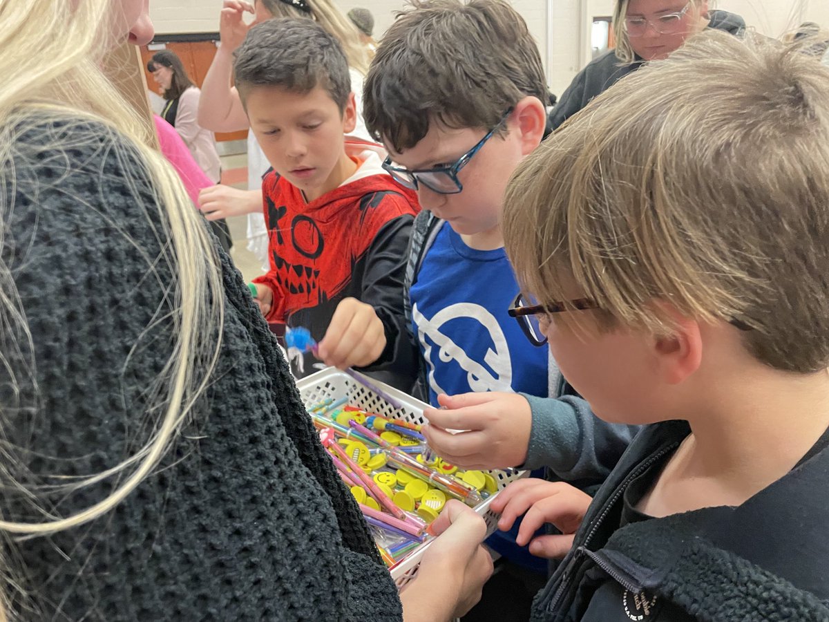 LICDaecher's tweet photo. Math Game Family Engagement Night was so much fun! ⁦@hempfield⁩ https://t.co/hq0ZhgHgnS