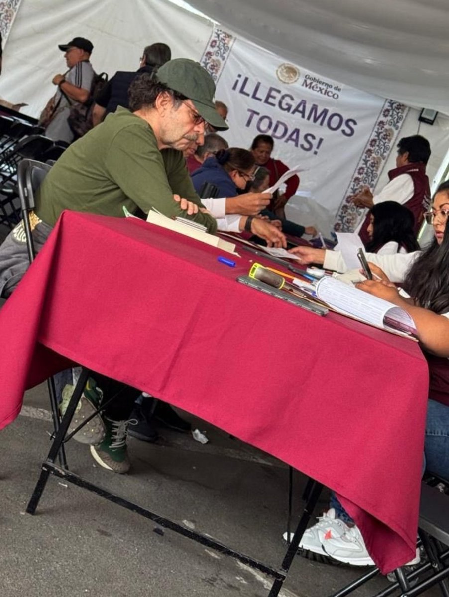 Aquí el Panista Quadri registrándose para recibir su pago como adulto mayor al que tiene derecho.

Es el mismo HIPÓCRITA que decía que los estados de sur eran un lastre para el resto del país y miembro del partido que dice que se tiene que enseñar a las personas a pescar y no