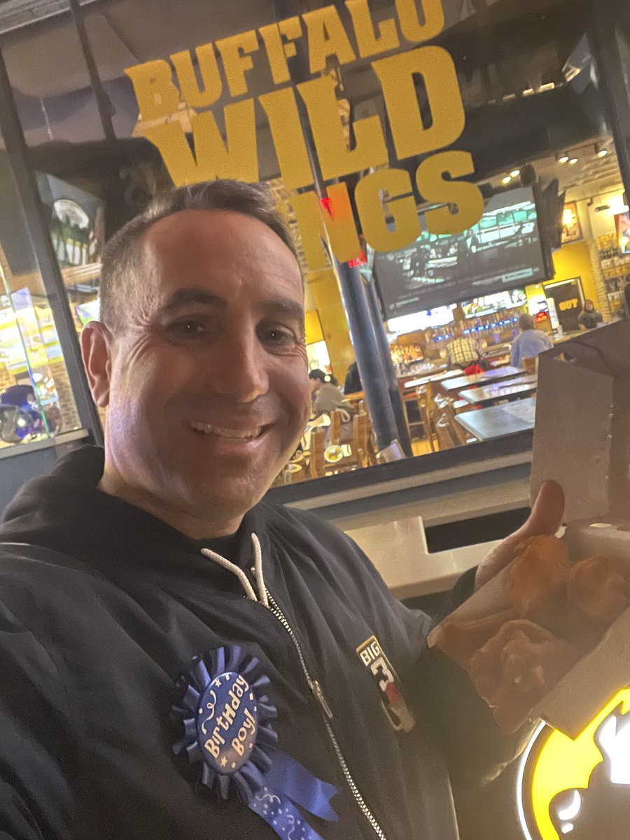 PosnerDavid's tweet image. 🎂🦬 Thank you @BWWings for the birthday wings! David likes “wingy”