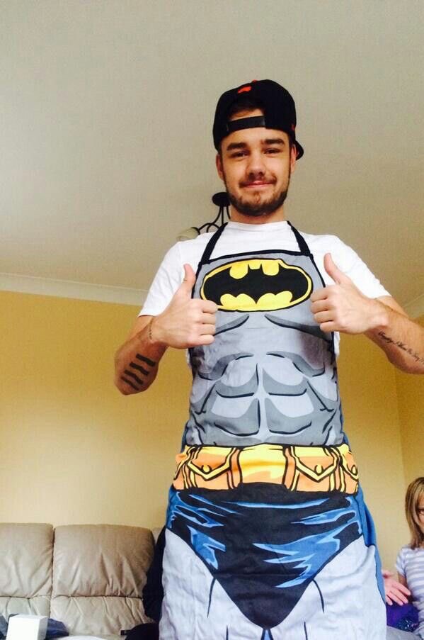 versacegrqnt's tweet photo. ZAYN, HARRY, LOUIS, AND NIALL'S CARS HAVE BATMAN STICKERS ON THEIR WINDSHIELDS FOR LIAM PAYNE.🥹

“for those of who have doubted me and now turn to hate i'd like to say one thing… i am batman.”-liam, 2013 https://t.co/6kTrZuwLpW