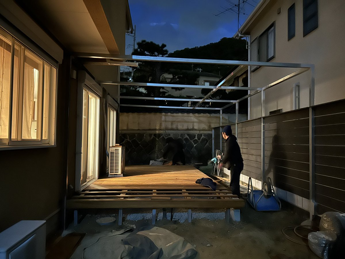 KAWANA_14C's tweet photo. 細い部材で構成されたフレームは屋根も壁もないが空間を感じさせる．学生時代に恩師に教えてもらった久隅守景の納涼図がずっと原点にある．萬葉の北谷くんとはじめて出会ったときも納涼図の話で庭と建築の話をしたな． https://t.co/kYHUyzB4PM