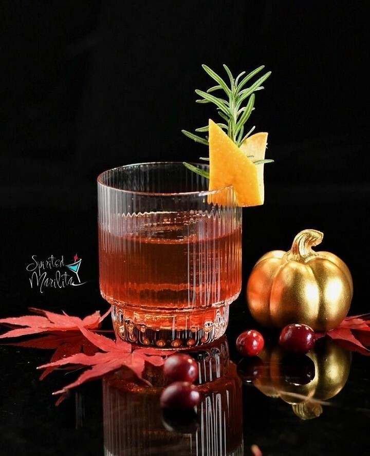 Get ready for Thanksgiving with one of our favorites from @spirited_marilita 🫚⁠
⁠
I Am Thankful⁠
2 oz @ewingyoungdistillery Oregon Heritage Oak Bourbon⁠
½ oz Barrow’s Intense Ginger Liqueur⁠
¾ oz cranberry syrup⁠
1 dash @feebrothersofficial Cranbe… instagr.am/p/DCpxpS8SPtI/