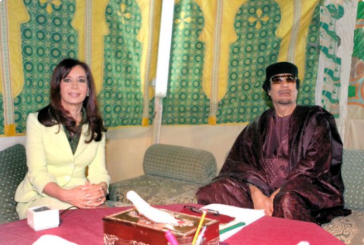Xarissabr's tweet photo. Xarissa
@Xarissabr
21 November 2008:  Meeting inside his Tent with Argentinian President Cristina Fernandez De Kirchner https://t.co/klQRKHyLo2