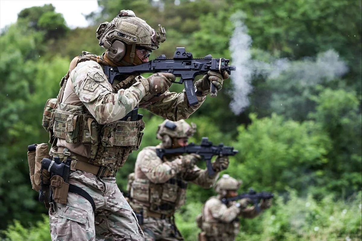 Serpas and Scorpions, anyone? 

Cool photo of the Turkish SAT with CZ Scorpions and a Serpa equipped with a Sig P226!