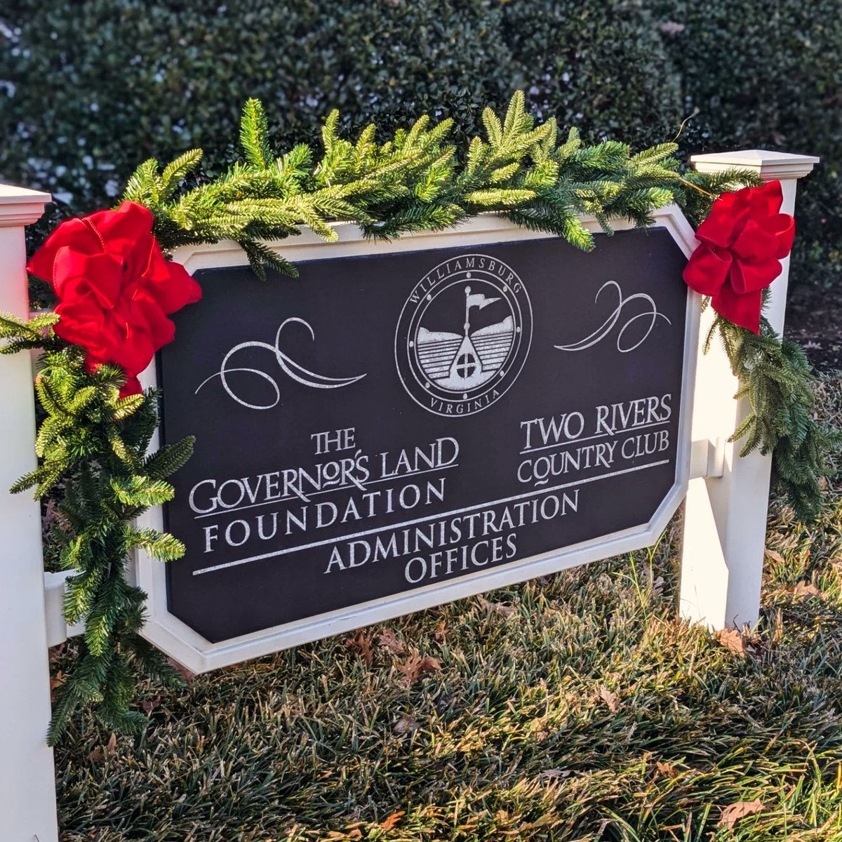 Governors_Land's tweet photo. Getting a head start on the decorating! 🎁🎄

#governorsland #tworiverscountryclub #christmasdecor https://t.co/SusWNp1790