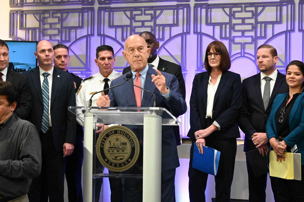HoustonTX's tweet photo. Earlier today, @houmayor John Whitmire announced a comprehensive plan to end street homelessness and reclaim public spaces.
The City of Houston will be successful by providing pathways to permanent housing, ensuring public spaces remain safe and accessible, and addressing the root causes of homelessness, including mental illness. 🧵
