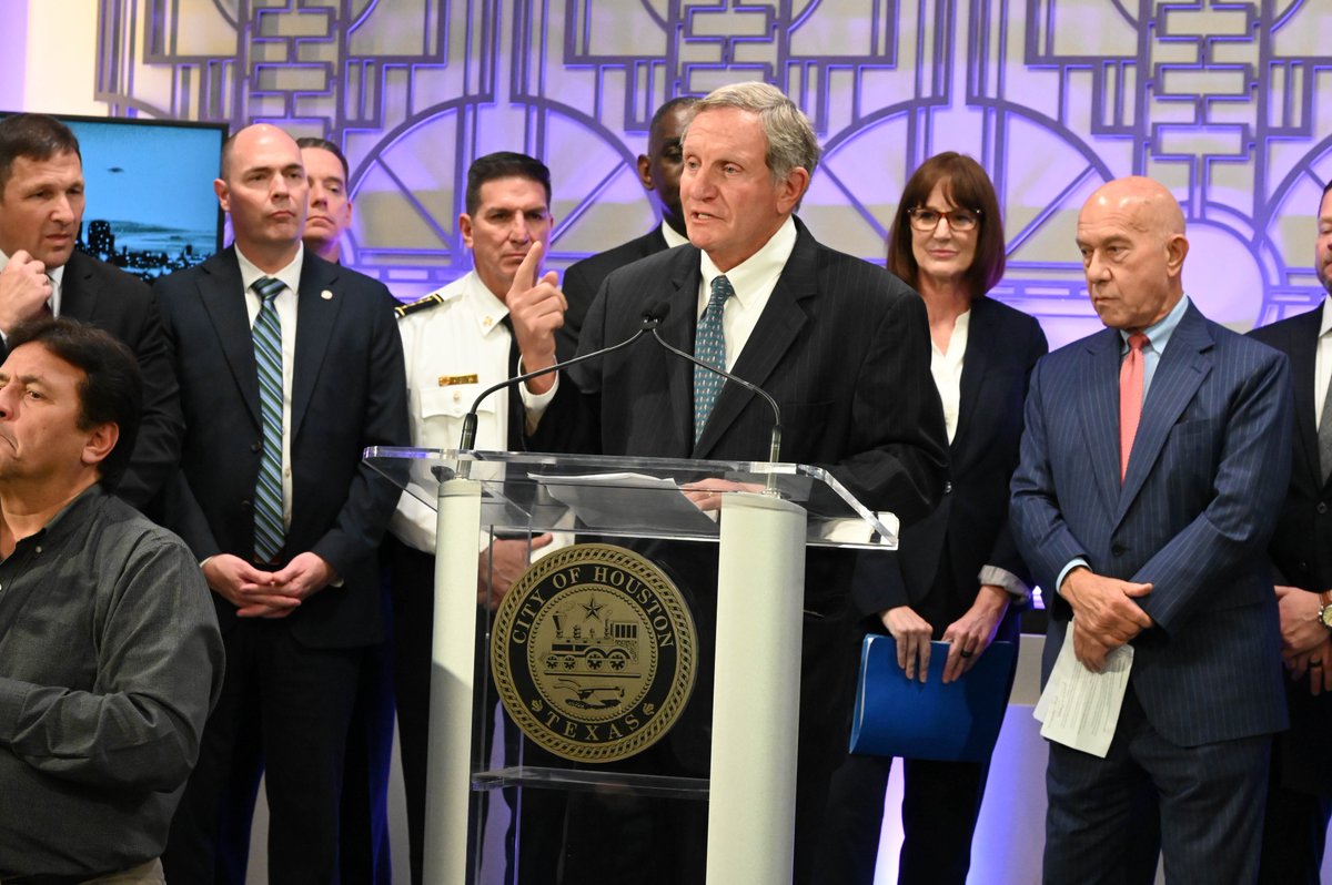 HoustonTX's tweet photo. Earlier today, @houmayor John Whitmire announced a comprehensive plan to end street homelessness and reclaim public spaces.
The City of Houston will be successful by providing pathways to permanent housing, ensuring public spaces remain safe and accessible, and addressing the root causes of homelessness, including mental illness. 🧵